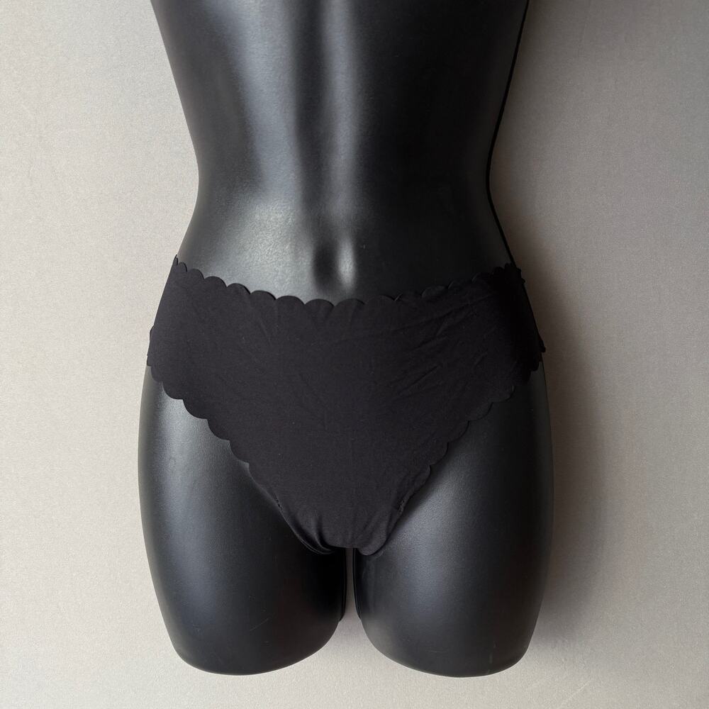 Victoria's Secret Thong‎ Size M Black NWT